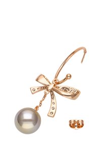 Boucles d'oreilles en métal doré en forme de créole avec un design en nœud et une perle pendante, ornées de petites pierres sur le nœud et accompagnées d'un contour d'oreille séparé.