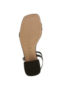 Zwarte hak sandaal met een glad leren bovenwerk, een brede rubberen zool en dunne enkelschoenen. Bevat logo van het merk en maat op de binnenzool.