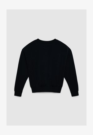 Felpa nera con scollo rotondo, maniche lunghe, polsini a coste e orlo arricciato in vita. Il tessuto sembra morbido e strutturato.