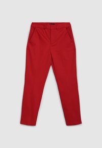 Pantalon rouge sur mesure en tissu lisse, avec deux poches latérales et une coupe droite, doté d'une ceinture propre sans ornements visibles.