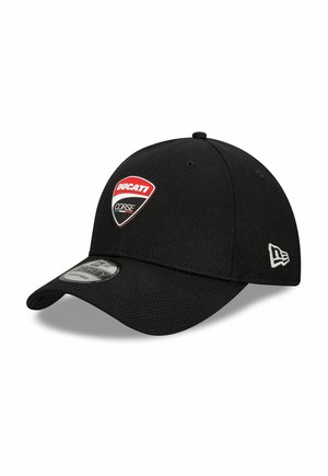 Cappellino da baseball nero con patch logo Ducati Corse davanti e logo New Era ricamato sul lato, mostrato a tre quarti.