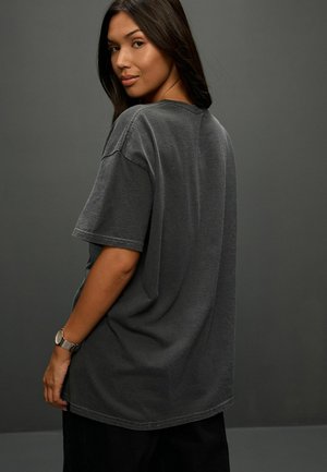 Next, REGULAR FIT - OYSTER TABASCO GRAPHIC PRINTED CREW NECK T-SHIRT - Print T-shirt - charcoal grey