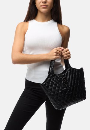 Borsa tote nera trapuntata con due manici robusti, caratterizzata da una finitura lucida e un logo in evidenza sul davanti. Ideale per l'uso quotidiano.