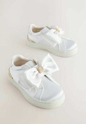 Witte sneakers met een grote satijnen strik aan de voorkant, versierd met een gouden vierkante accent. Gladde textuur met een geprofileerde zool.