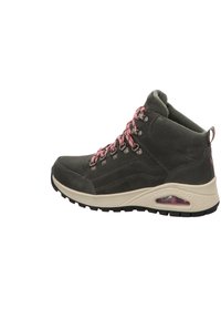 Zapatilla alta en ante gris oscuro con cordones rosas. Presenta una suela de goma negra y una cámara de aire visible en el talón para mayor comodidad.