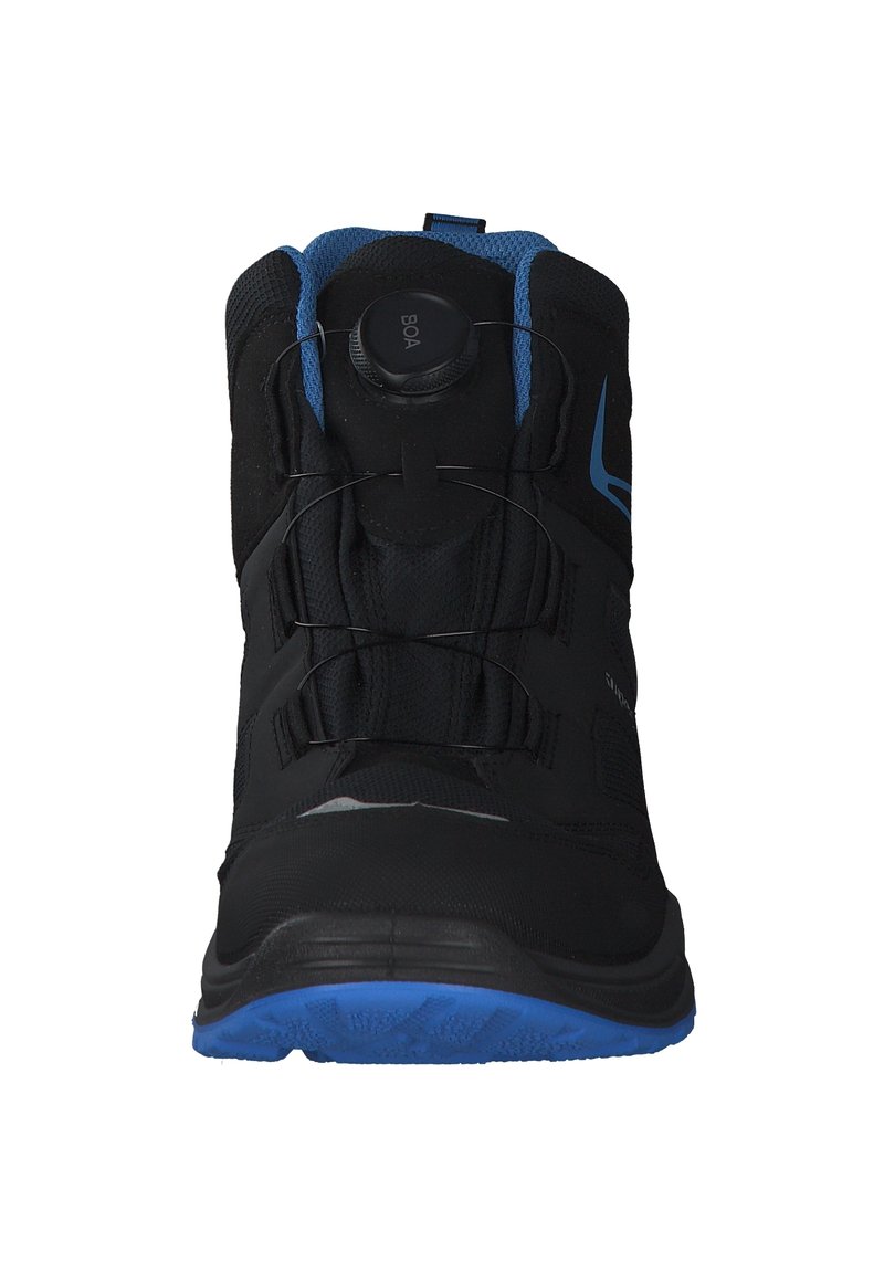 Czarne buty typu high-top z niebieskimi akcentami, cholewka z siateczki i materiału syntetycznego, zintegrowany system sznurowania BOA oraz teksturowana gumowa podeszwa.
