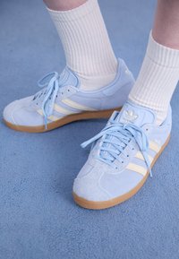 GAZELLE - Baskets basses - clear sky/cream white/gum