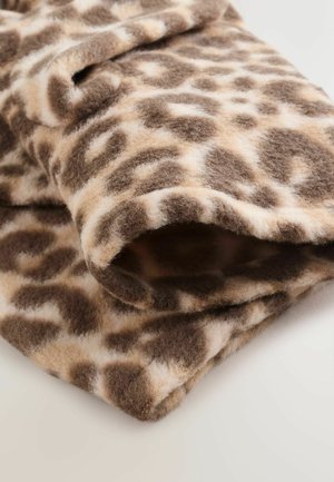 Hnedo-bežová prikrývka s leopardím vzorom vyrobená z mäkkej, chlpatej tkaniny, s zaoblenými okrajmi a nadýchanou textúrou. Pripomína zvieraciu srsť.