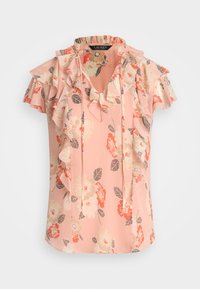 Blomstret bluse i lys rosa stoff, med volangdetaljer på erme, V-hals og et miks av korall- og kremmønstrede blomster.