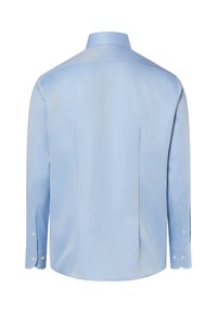 Camicia da uomo a maniche lunghe di colore azzurro chiaro, vista da dietro, con polsini abbottonati e colletto standard su sfondo bianco.