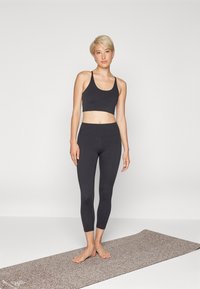 Girlfriend Collective FLOAT CLEO HALTER BRA - Sportski grudnjak s blagom potporom - black