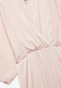 Helles rosa Kleid mit Wickeldesign, kurzen Ärmeln und elastischem Taillenbund. Glatte Textur, leichtes Material und subtiler Glanz.