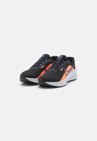 Nike Performance DOWNSHIFTER 13 - Chaussures de running sur route - black/astronomy blue/hyper crimson/pure platinum/metallic silver