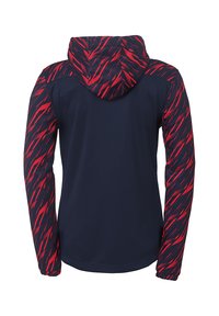 Hættejacke med navy krop og rød abstrakt mønster på ærmerne og hætten; lavet af let, glat stof.