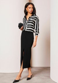 Lipsy Užsagstoma palaidinė - black