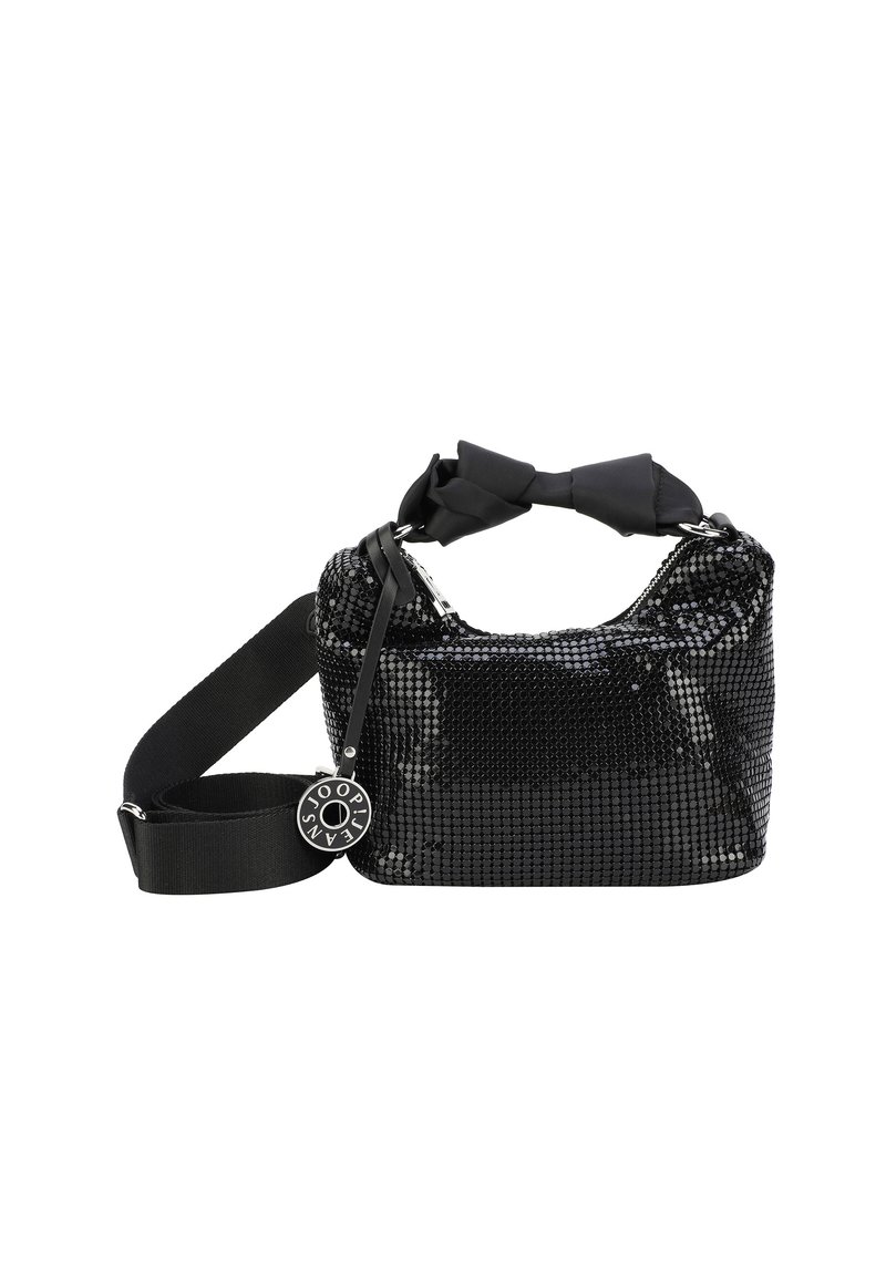 Sac à main noir en sequins avec un design texturé, une forme incurvée, une poignée en ruban souple et une bandoulière réglable, avec un accent de logo circulaire.