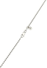 Sølvfarvet metal kæde med små kugleperler, der har en lobster clasp og et mærke med et logo. Glat tekstur, ensartet design.