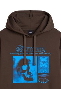 Sudadera marrón con cordón, que presenta un diseño gráfico azul que incluye una calavera y mariposas. Hecha de material de mezcla de algodón.