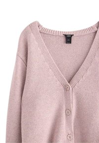 Lys rosa strikket cardigan med V-hals, med sentrale knapper, stripete mansjetter og subtile teksturerte detaljer over hele stoffet.