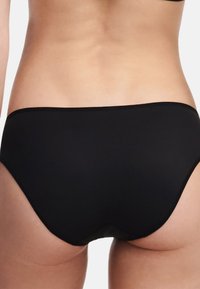 Schwarzer Bikiniunterteil mit glatter Textur, vollflächigem Design und weichem Bund. Keine sichtbaren Muster oder Akzente.