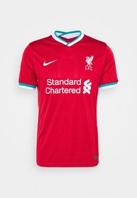 Jersey rojo hecho de tejido ligero con cuello en V, acentos en blanco y verde azulado en las mangas, que presenta un logo y el texto: "Standard Chartered."