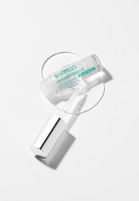 Flacon transparent de sérum repulpant pour les lèvres étiqueté Dr. Melaxin BP Spicule Plumping Lip Shot Mild, avec applicateur et une goutte de gel en dessous.