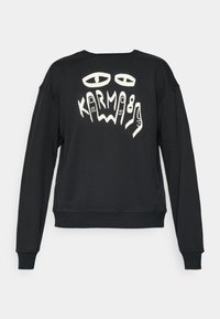 Schwarzer Kapuzenpullover mit einem weißen Grafikdesign von Augen und Händen sowie dem Wort "KARMA" in stilisierter Schrift. Hergestellt aus weichem Material mit gerippten Bündchen.