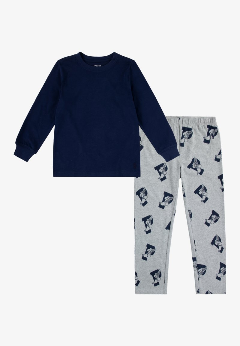Chemise à manches longues bleu marine associée à un pantalon gris clair comportant des motifs répétés de pieds ailés bleu foncé et de la lettre "P".