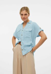 Vero Moda VMBUMPY NOOS - Button-down blouse - blau