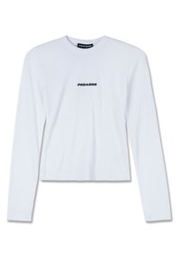 Hvit langermet skjorte laget av ribbestrikket stoff, med en kortet design og svart "PEGADOR" logo på brystet. Myk tekstur med rund hals.