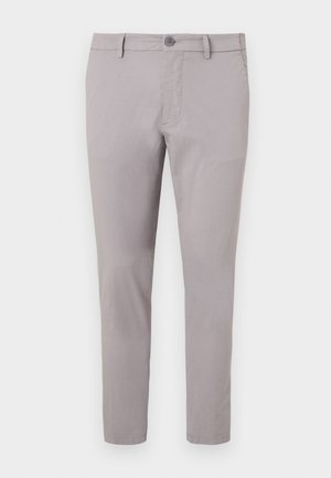 Chinos de algodão cinza com uma textura suave, ajuste slim, fecho frontal com botão e bolsos laterais. Design até ao tornozelo com detalhes mínimos.
