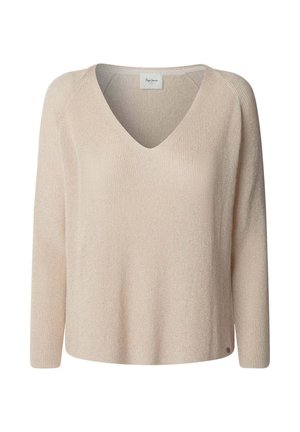 Beige gebreide trui met V-hals, lange mouwen, een relaxte pasvorm, subtiele textuur en een kleine logobezonering aan de onderrand.