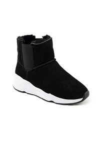Botas de ante negras hasta el tobillo con una suela de goma blanca, paneles laterales elásticos y parte superior texturizada. Cuentan con una punta redondeada y un interior suave y peludo.