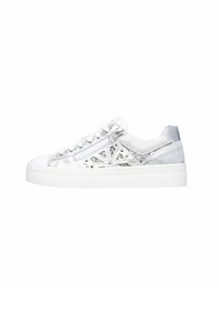 Baskets en suède blanc avec des accents métalliques, une couture décorative, une fermeture éclair sur le côté et une semelle en caoutchouc pour un confort accru.