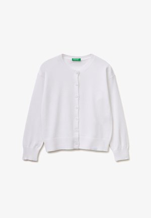 Weißer langärmeliger Button-Up-Cardigan mit gerippten Bündchen und Saum, Rundhalsausschnitt und grünem Etikett innen im Kragen.