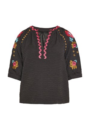 Sort broderet top med struktureret stof, der har farverige blomster mønstre på ærmerne og en pink flæsekrave. Trekvartlange ærmer.