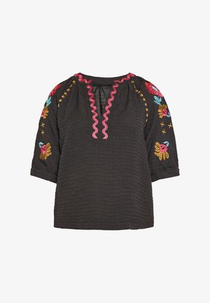 Schwarzes besticktes Oberteil aus strukturiertem Stoff, mit bunten Blumenmustern auf den Ärmeln und einem rosa Rüschenausschnitt. Armlänge bis zur dreiviertel.