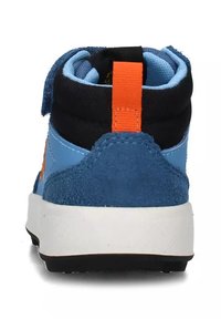 Sneaker blu con tomaia in suede e materiale sintetico, colletto imbottito, dettagli neri e linguetta arancione sul tallone. Suola intermedia bianca e suola in gomma nera.