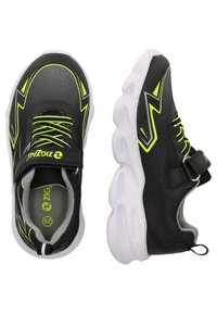 Baskets de sport avec un dessus en mesh noir agrémenté d'accents vert fluo, une sangle sécurisée et une semelle extérieure blanche épaisse pour le soutien.
