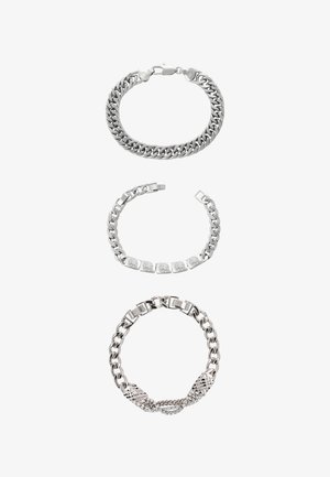Tre braccialetti a catena in argento; uno con maglie lisce, uno con ciondoli a forma di albero incisi, uno con dettagli testurizzati e strass.