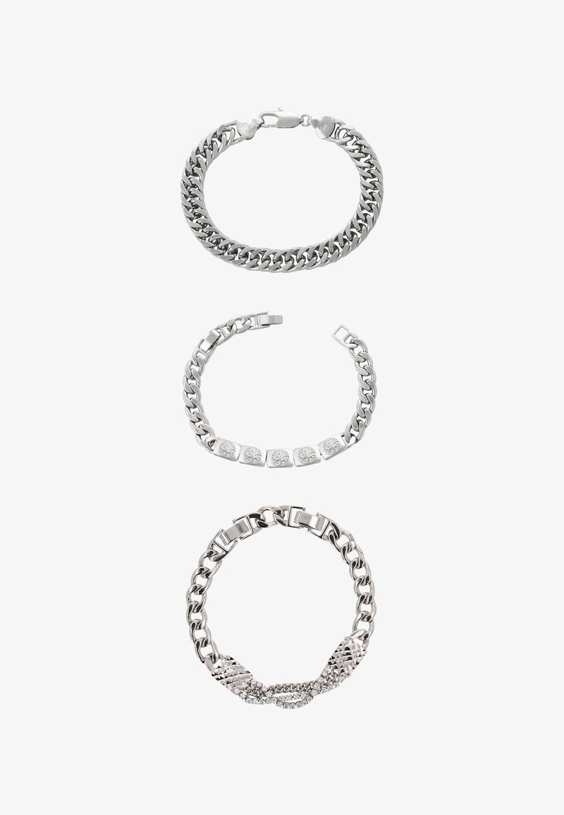 Trei brățări din lanț argintiu; una cu zale simple, una cu talismane sculptate în formă de copaci, una cu accente texturate și cu cristale strălucitoare.