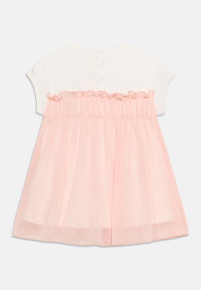 Λευκό βρεφικό φόρεμα κοντομάνικο με ροζ τούλινη επικάλυψη στο φούστα και βολάν στη μέση, κουμπιά στο πίσω μέρος για κλείσιμο.