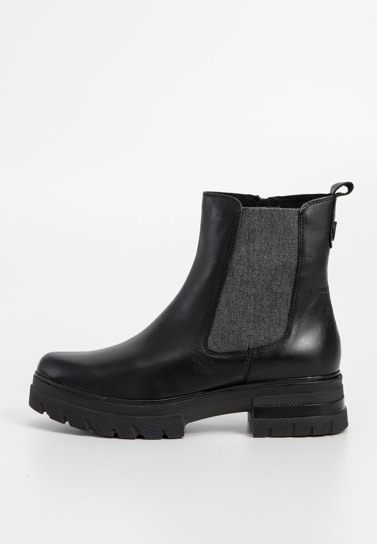 Stivaletto in pelle nera con pannelli laterali in tessuto grigio, suola in gomma testurizzata e una linguetta per una facile calzata. Tacco a blocco spesso.