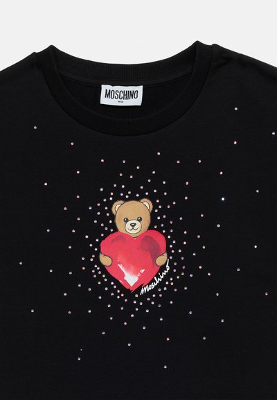 Μαύρο πουκάμισο Moschino παιδικό με μια αρκουδίτσα που κρατάει μια κόκκινη καρδιά, περιτριγυρισμένη από μικρές λαμπερές κουκκίδες.