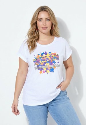 Blonde Frau trägt ein weißes T-Shirt mit bunten Sternen und dem Text "ROCK ON summer moods", kombiniert mit hellblauen Jeans.