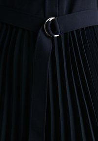 Tommy Hilfiger MIX PLEATED DRESS - Kreklkleita - desert sky