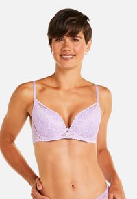Soutien-gorge en dentelle lilas avec un décolleté plongeant, motif floral, bretelles ajustables, bordures à volants et un petit charm décoratif au centre.