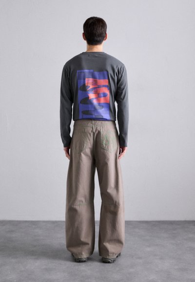 Henrik Vibskov DART PANTS - Relaxed fit jeans - walnut