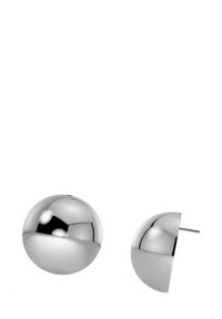 Orecchini a perno in argento con design sferico, uno sferico e uno semisferico, con superficie liscia e riflettente senza motivi visibili.