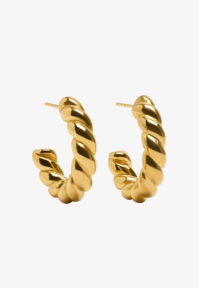 Złote kolczyki w kształcie obręczy z oplecionym wzorem, gładką powierzchnią i wypolerowanym wykończeniem, o średnicy około 5 cm.